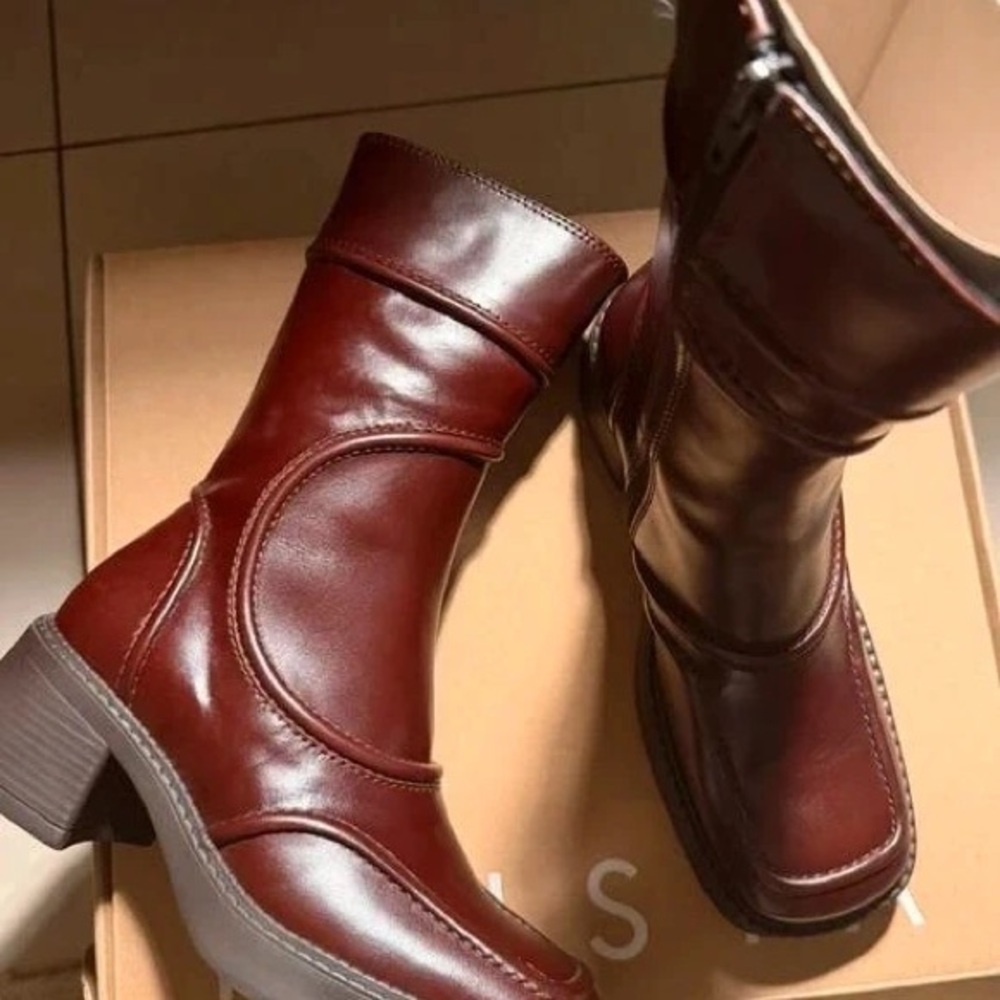 Elegant Chestnut Leather Heeled Boots